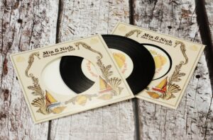 wedding-invitation-vinyl-cd-record-style-wallet-1