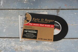 wedding-invitation-vinyl-cd-record-style-wallet-12