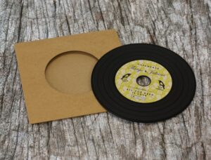 wedding-invitation-vinyl-cd-record-style-wallet-9